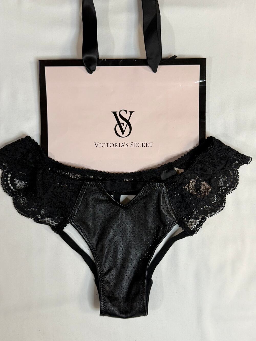 NWT Victoria’s Secret Vintage Lace, Faux Leather Thong Black Size XS 2014